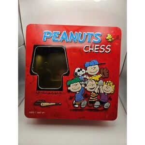 Peanuts Chess Set Charlie Brown Snoopy Woodstock Game Board 32 Pieces